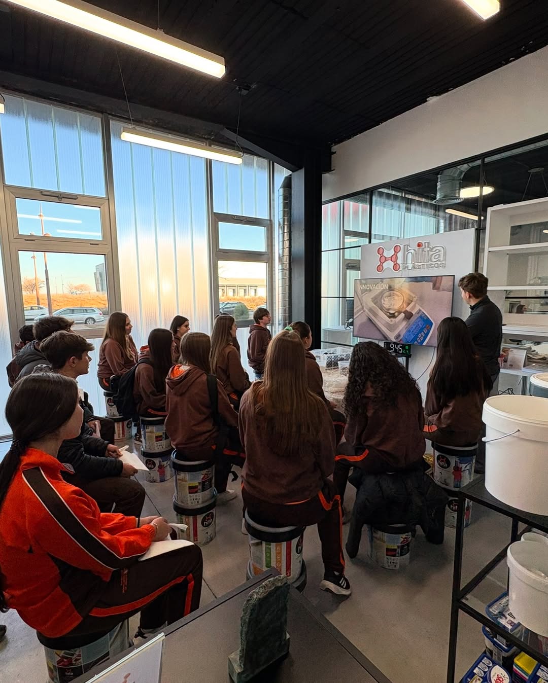 Aprendiendo sobre tecnología y sostenibilidad: Visita a Plásticos Hita